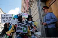 Экозащитники сегодня нарядились в костюмы мусорных кучек
